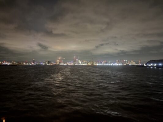 懇親会はディナークルーズ。夜景眩い横浜を海側から。台風のうねりにより、相当ユラレマシタ笑